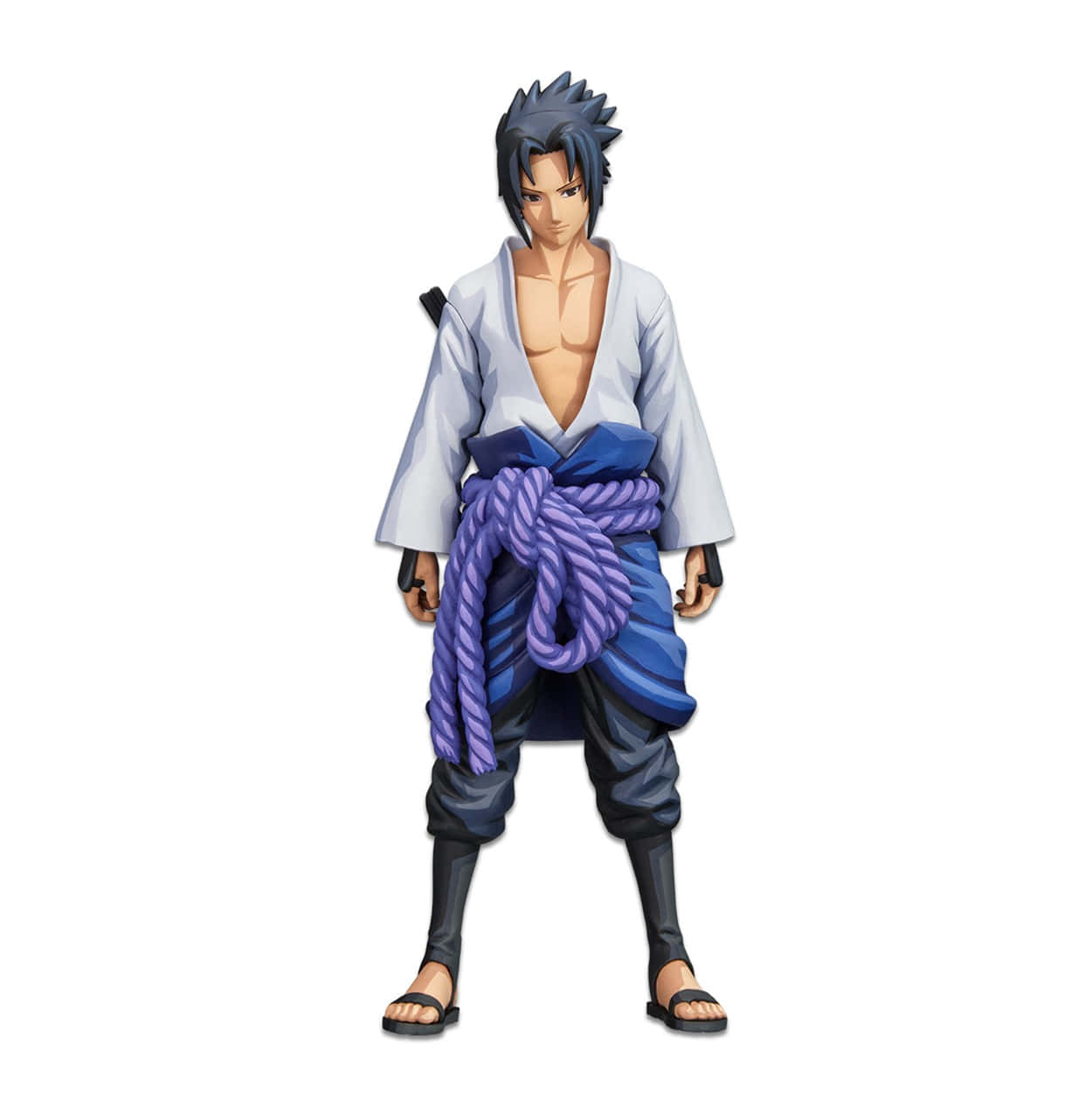 Sasuke Naruto 桌布 壁紙 — 動漫角色宇智波佐助自信地站立，身穿標誌性白色上衣、藍色褲子和紫色繩索腰帶，背景為純白色。