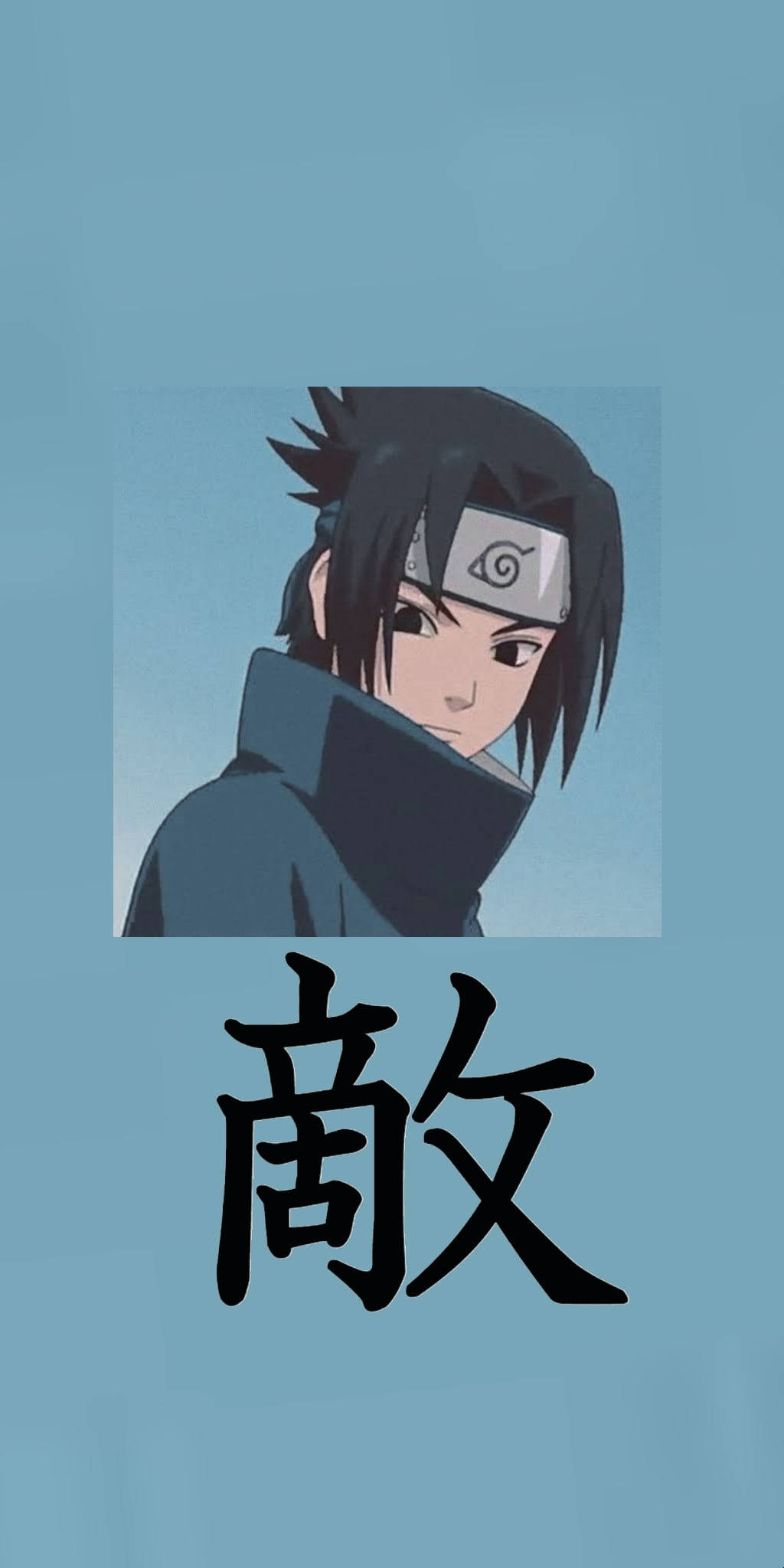 sasuke uchiha 桌布 壁紙 — 動漫角色宇智波佐助身穿黑色斗篷，頭戴護額，在純藍色背景上，下方有大型漢字，專注地凝視。