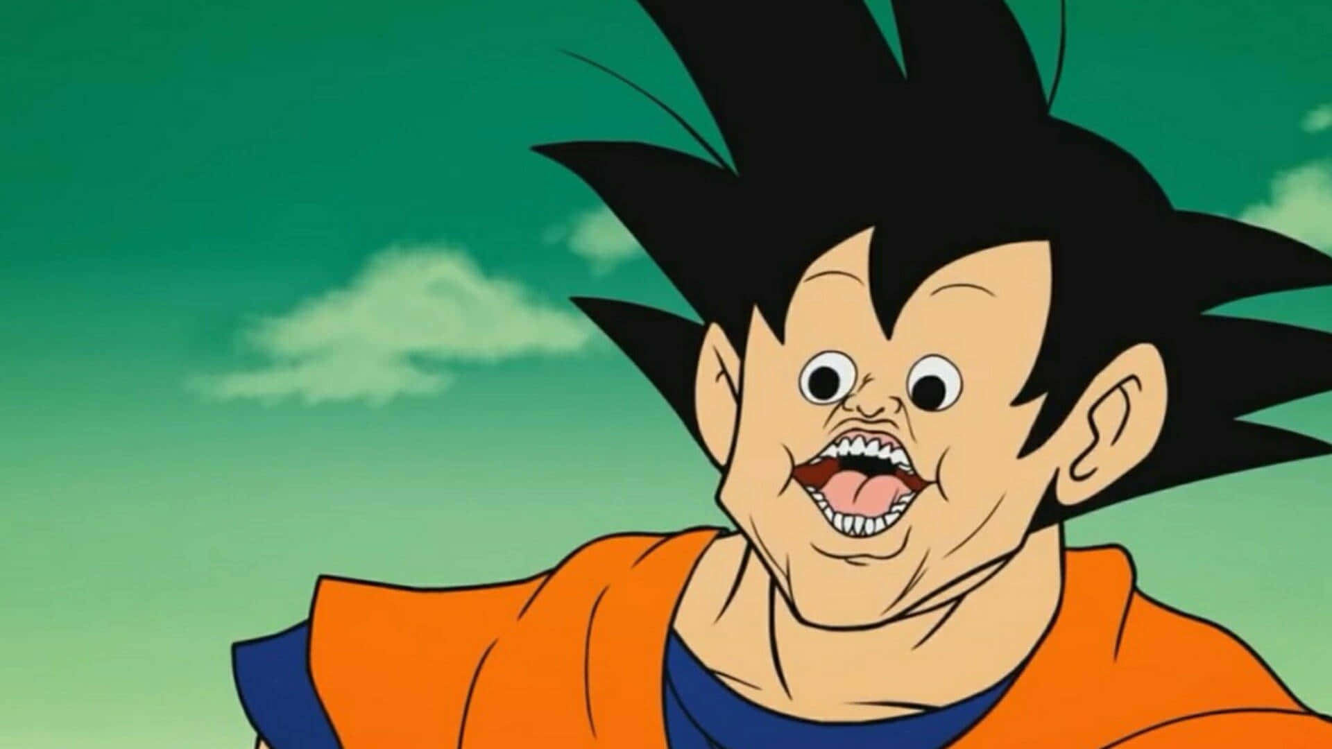Funny Goku 桌布 壁紙 — 動漫角色悟空在綠色天空和蓬鬆雲朵的背景下狂野地咧嘴笑。