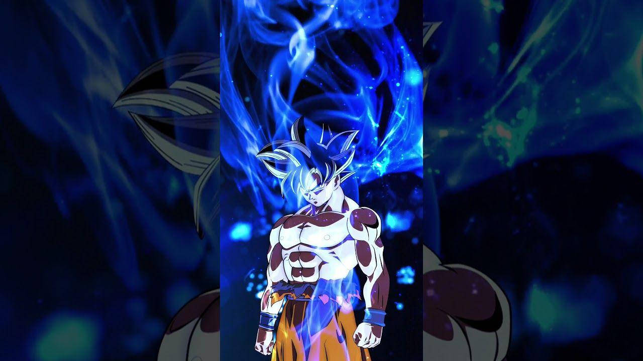 Ultra Instinct Goku 桌布 壁紙 — 動漫角色悟空在黑暗的宇宙背景下，於旋轉的藍色能量中強勢站立，雙眼發光，頭髮豎起。