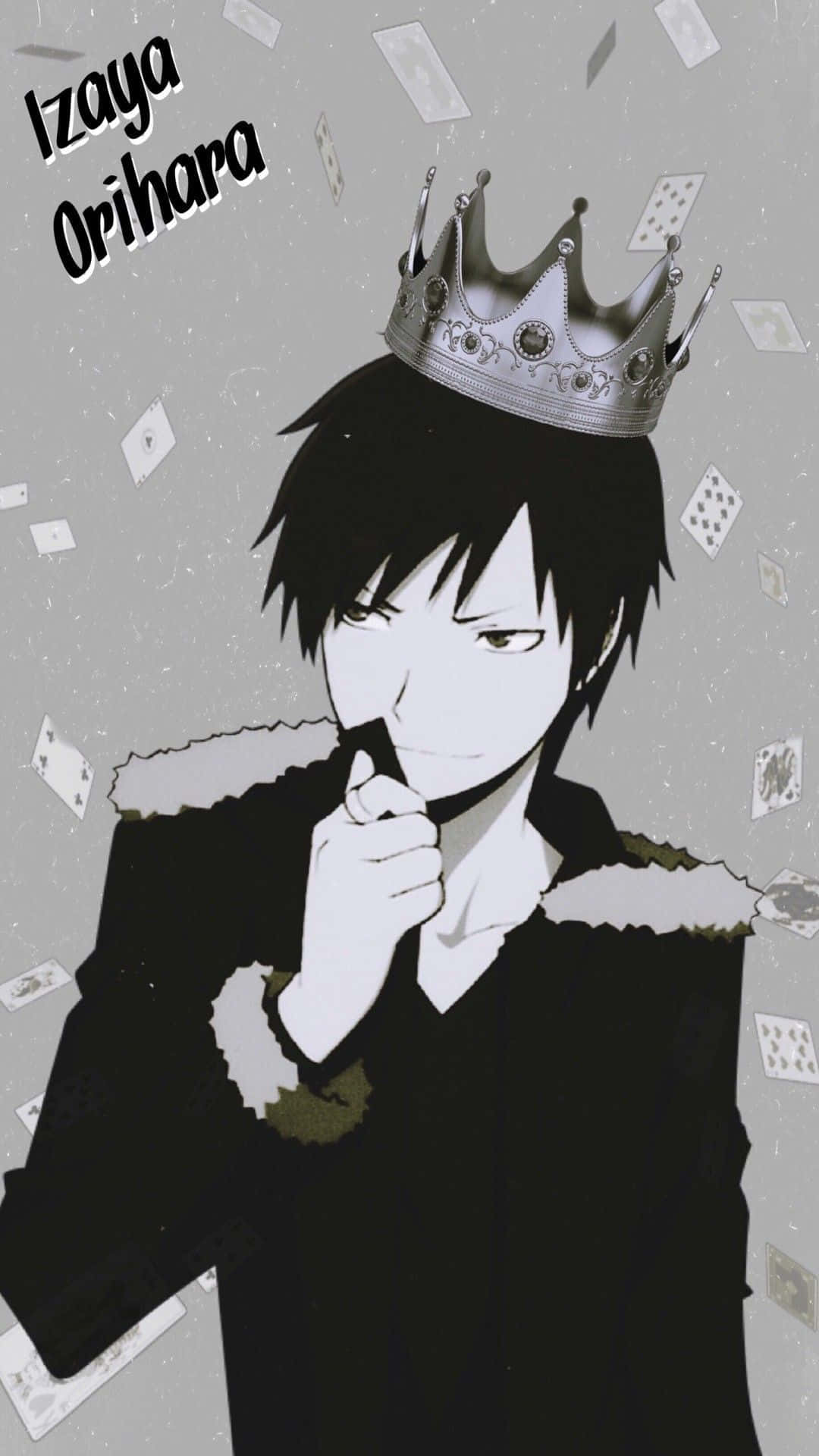Izaya Orihara 桌布 壁紙 — 動漫角色折原臨也戴著銀色皇冠和黑色外套，撲克牌在他周圍漂浮，背景為灰色。