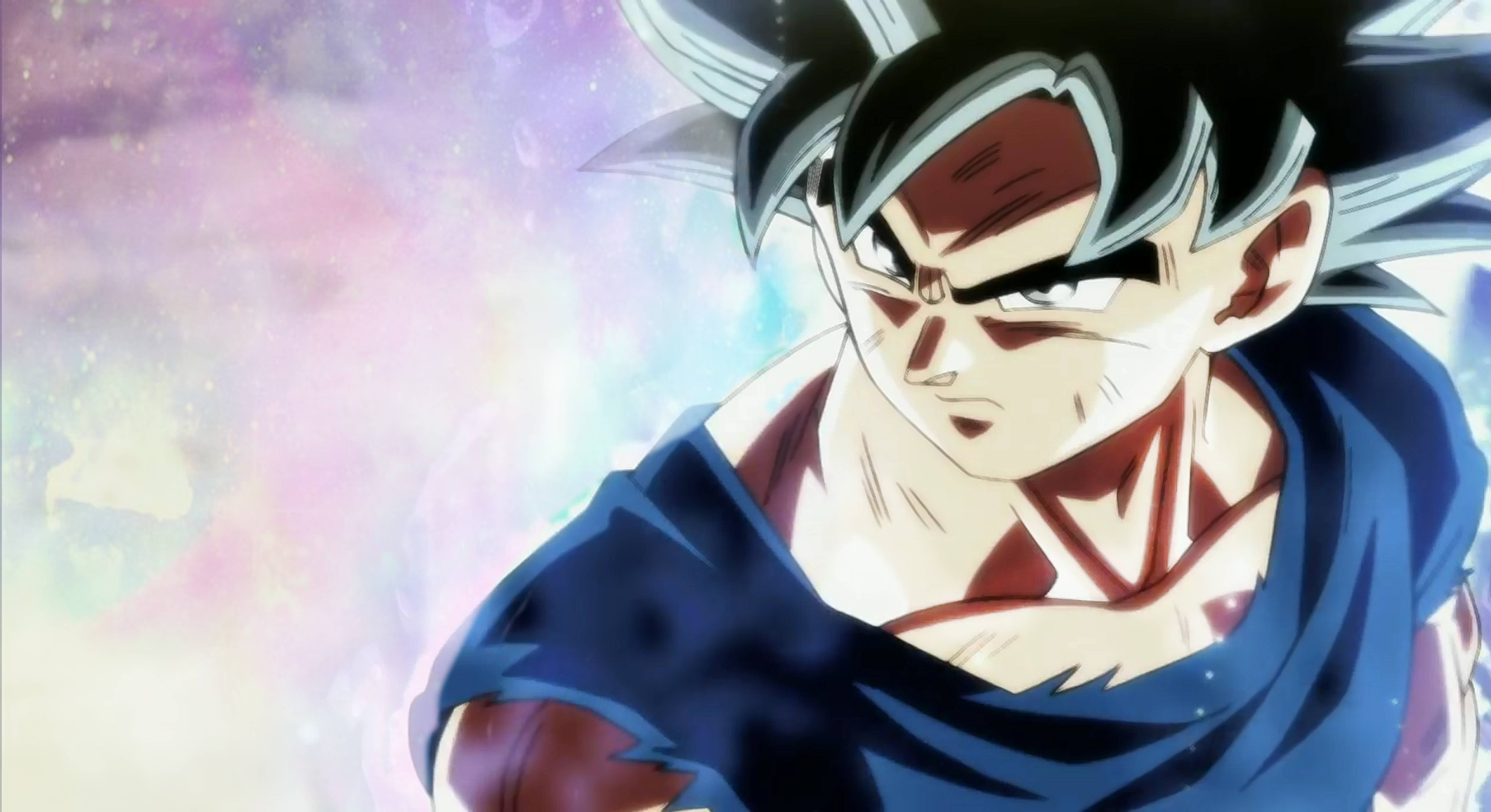 Ultra Instinct Goku 桌布 壁紙 — 動漫角色擁有刺蝟般的黑色頭髮和銳利的眼神，站在宇宙星雲背景前。