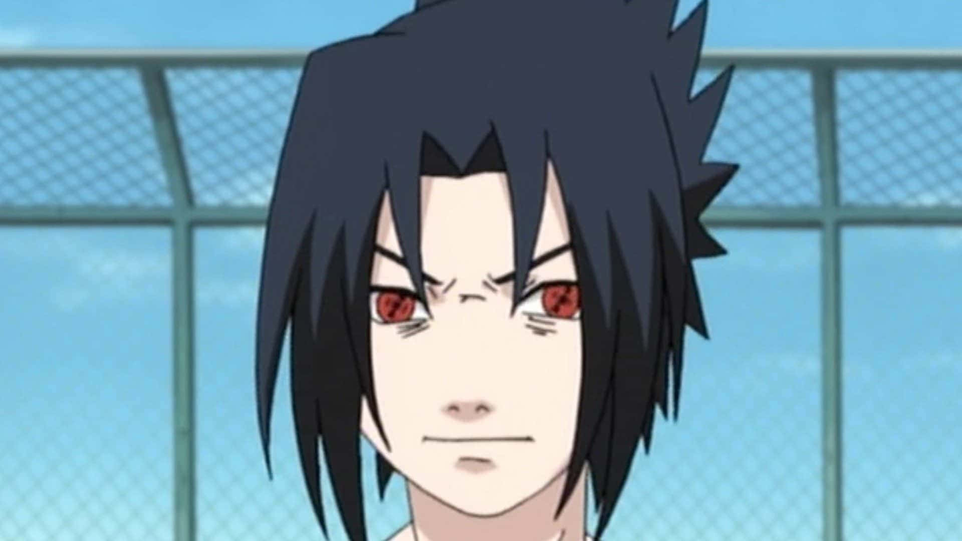 Sasuke Naruto 桌布 壁紙 — 動漫角色擁有刺蝟般的黑髮和發光的紅眼睛，在晴朗的藍天下對著鐵絲網柵欄強烈凝視。