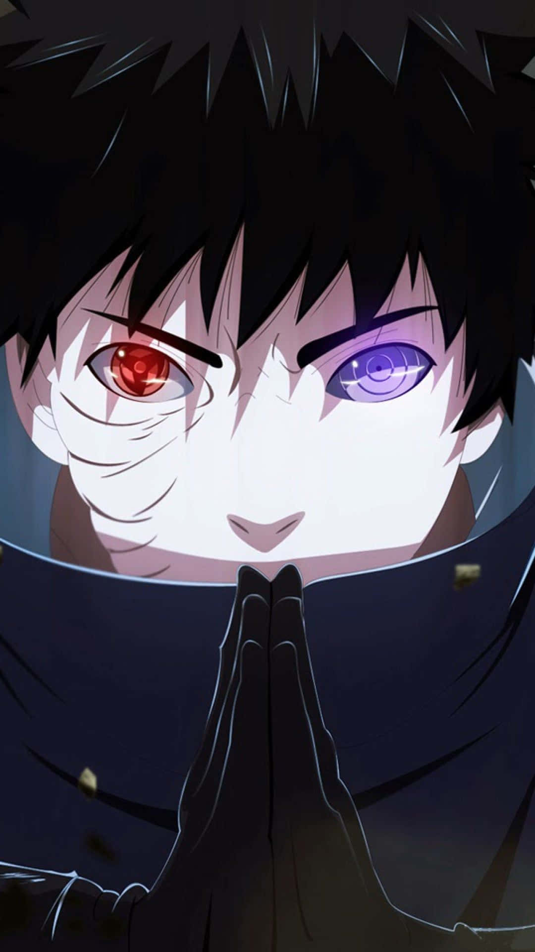Uchiha iPhone 桌布 壁紙 — 動漫角色擁有對比鮮明的紅色和紫色眼睛，在陰暗背景前穿著黑色斗篷雙手合十。