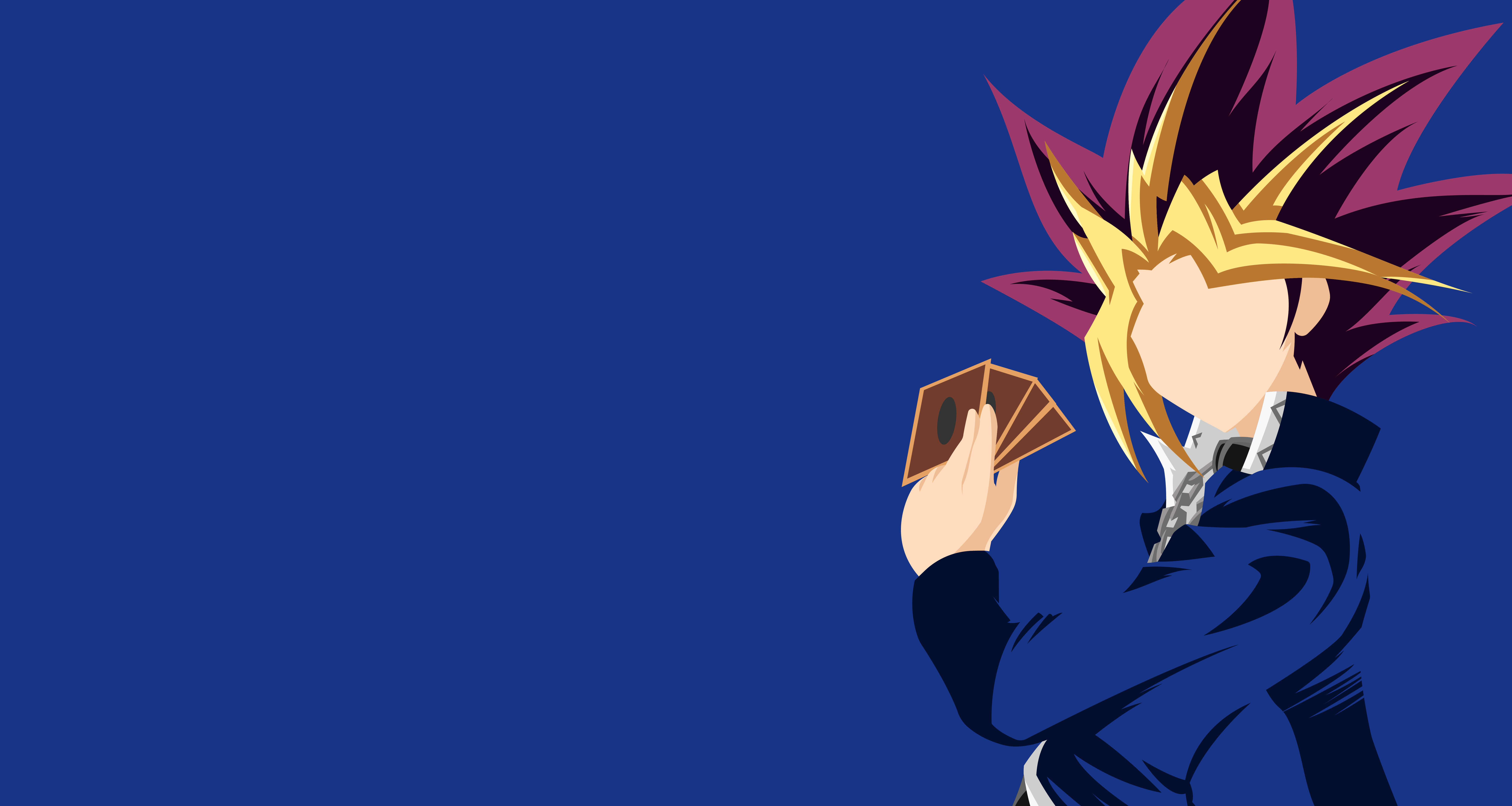 Yugi Muto 桌布 壁紙 — 動漫角色擁有尖刺的黃色和紫色頭髮，在純藍色背景前手持撲克牌。