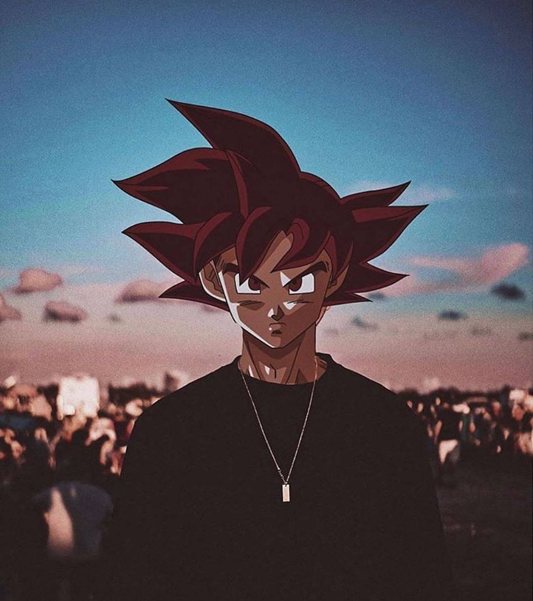Goku Swag 桌布 壁紙 — 動漫角色擁有尖刺紅髮和銳利眼神，站在前景，背景是暮色天空和模糊的人群。