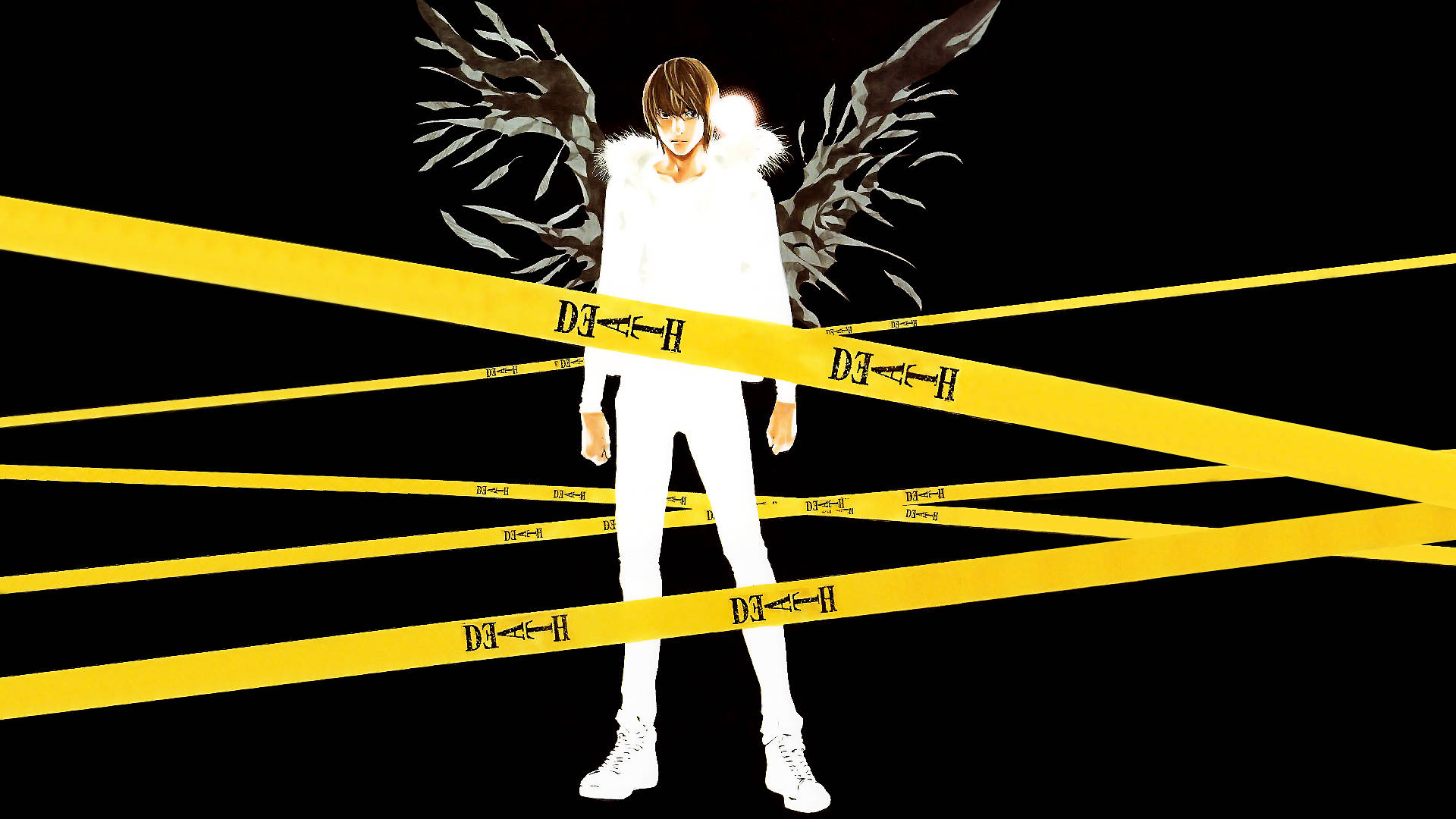 Light Yagami 桌布 壁紙 — 動漫角色擁有深色羽毛翅膀，站在黃色警察封鎖線後面，背景為黑色。