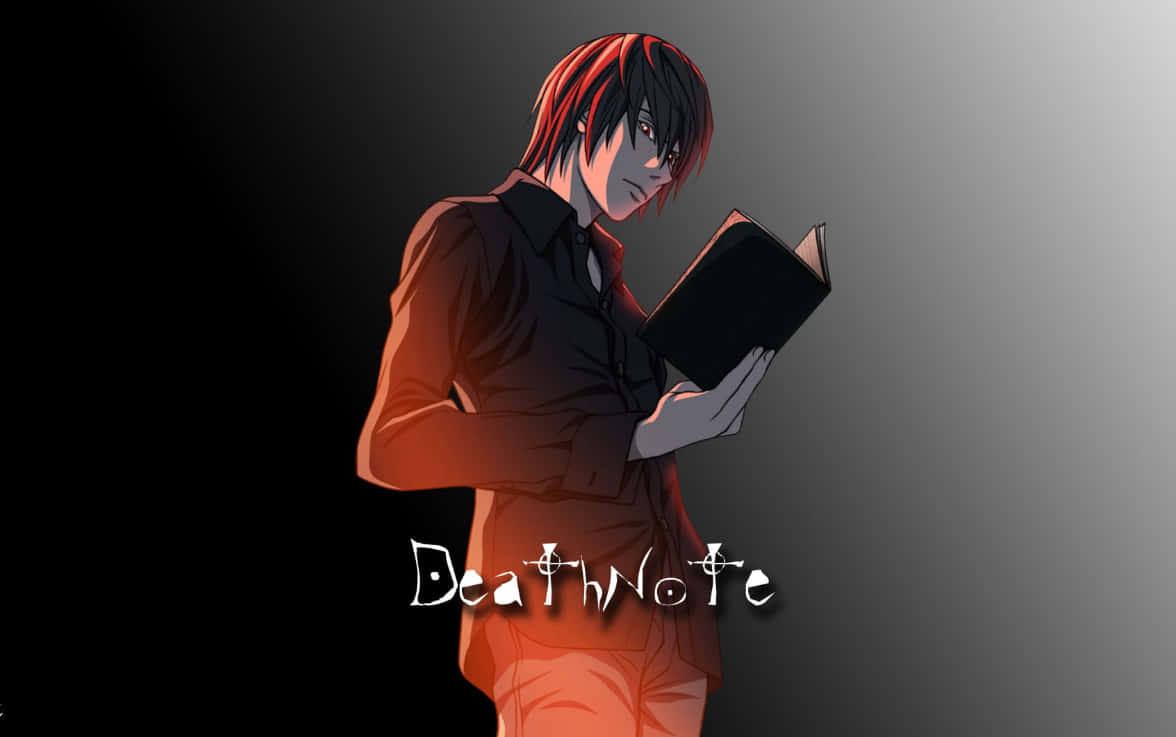Light Yagami 桌布 壁紙 — 動漫角色擁有紅色和黑色頭髮，在戲劇性的橙色燈光下閱讀一本書，背景為深色漸變。