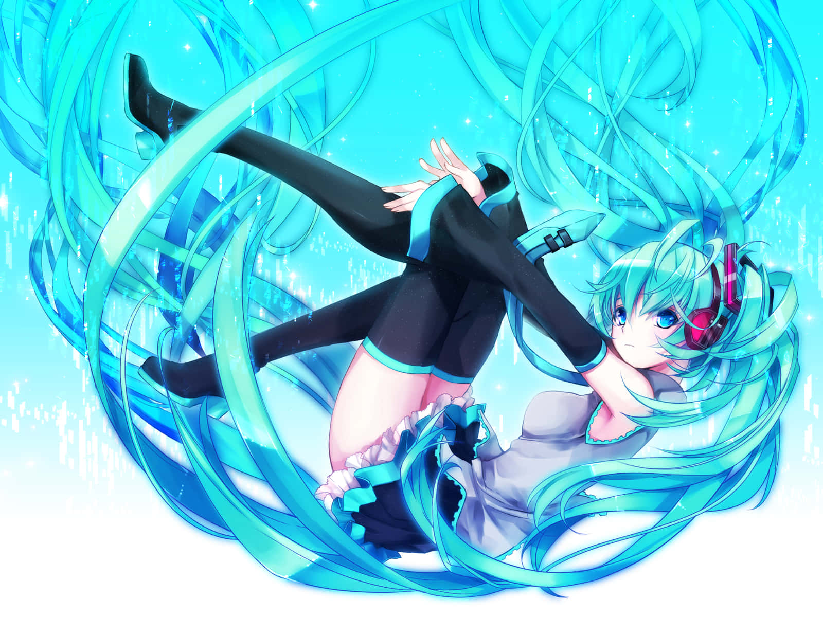初音未來 桌布 壁紙 — 動漫角色擁有綠松石色頭髮和耳機，在閃爍的青色背景中，優雅地漂浮在旋轉的藍色絲帶之間。