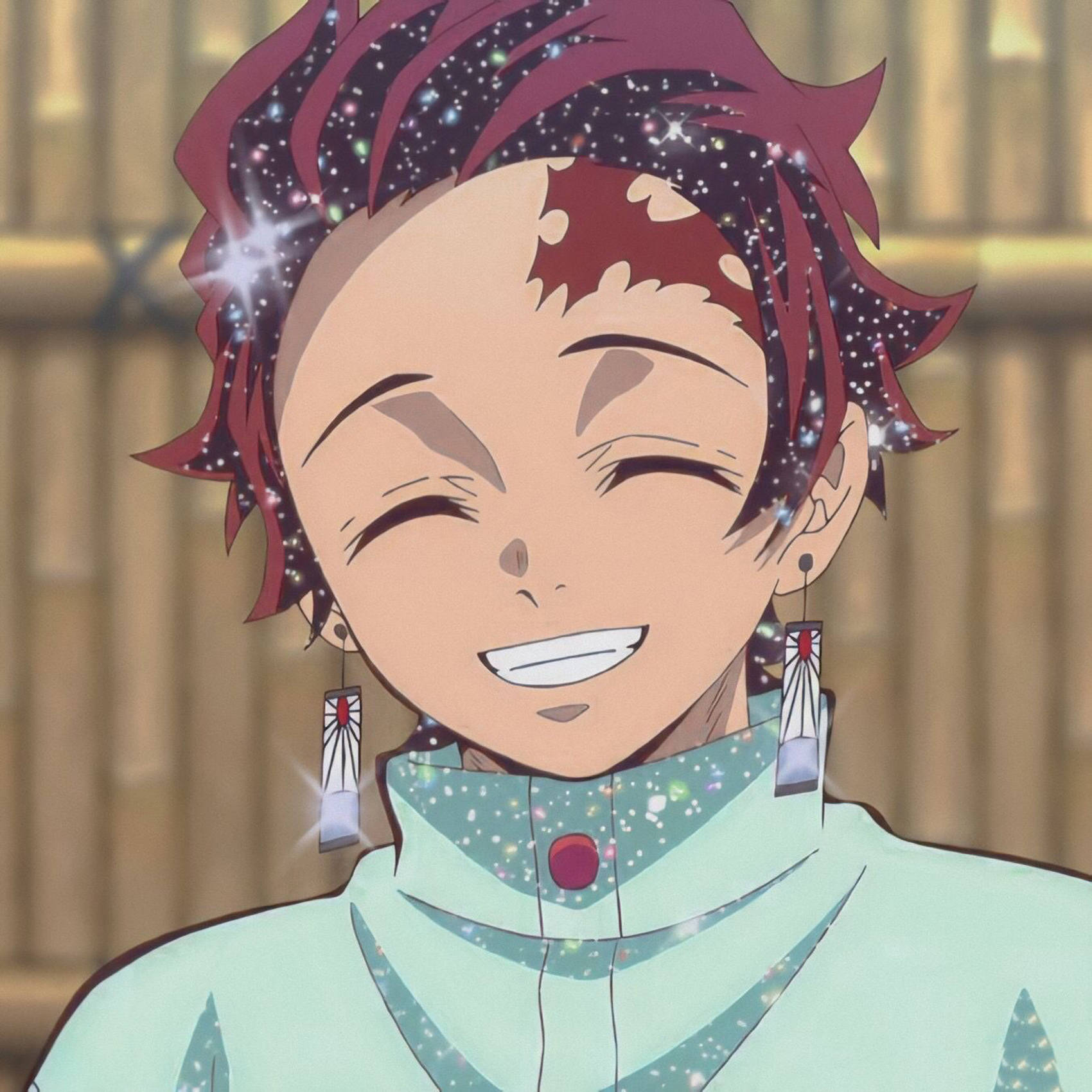 tanjiro pfp 桌布 壁紙 — 動漫角色擁有閃亮的紅髮和喜悅的笑容，穿著淺綠色服裝，背景為木質。