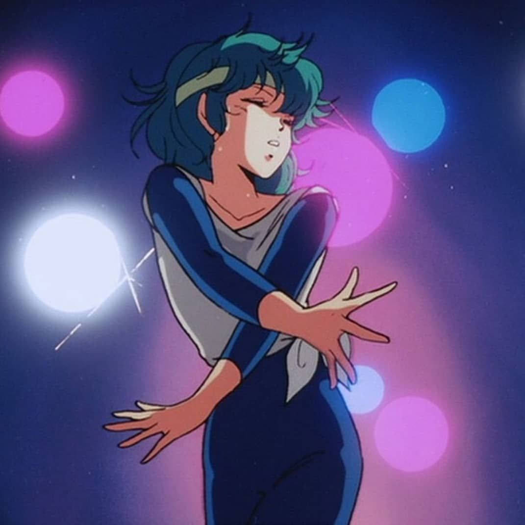 Retro 桌布 壁紙 — 動漫角色擁有青綠色頭髮和藍色服裝，站在閃爍著粉紅色和藍色光球的星空夜空前。