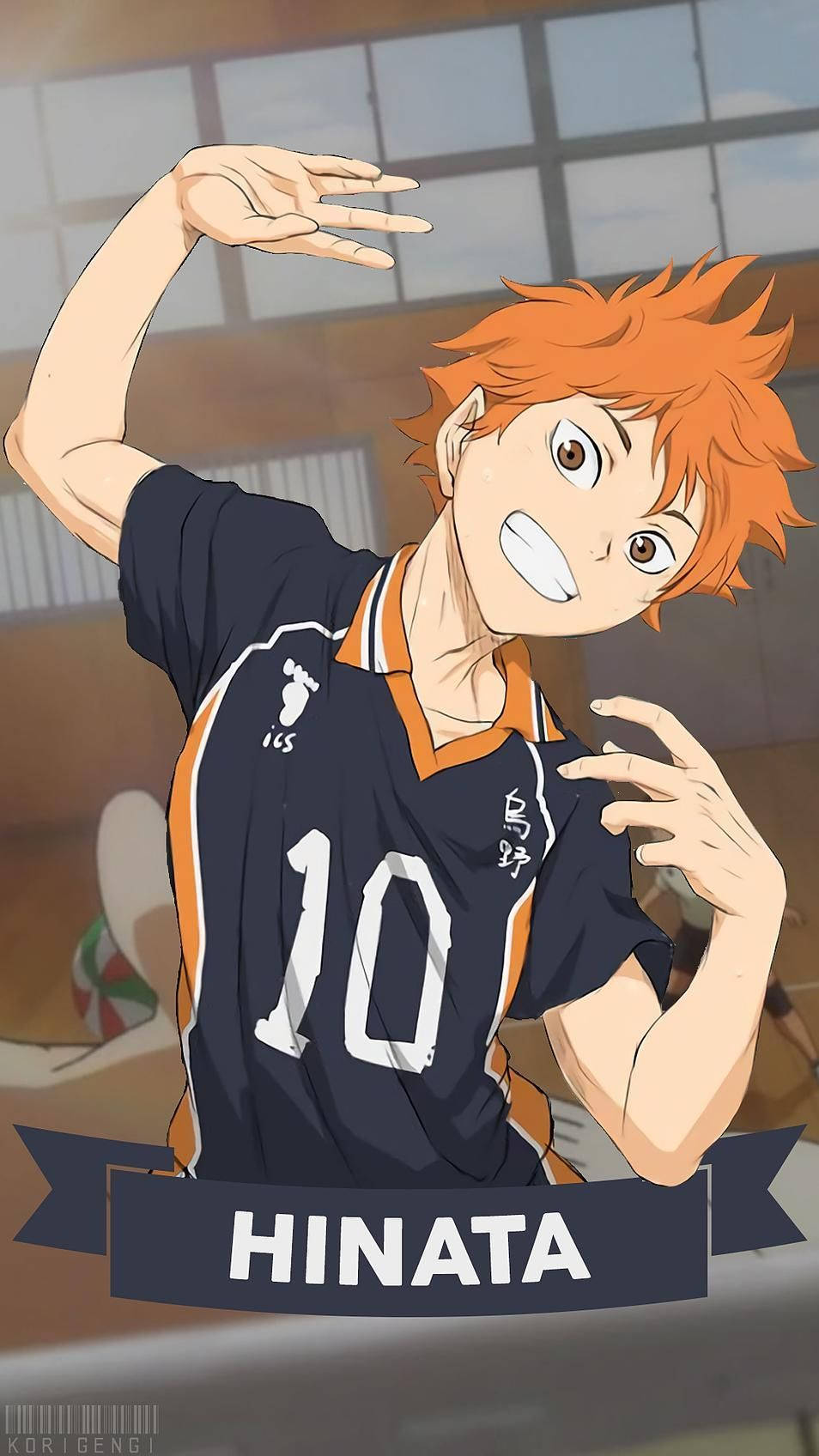 Hinata Shouyou 桌布 壁紙 — 動漫角色日向穿著排球服，在體育館內擺出充滿活力的姿勢，擁有明亮的橙色頭髮和堅定的表情。