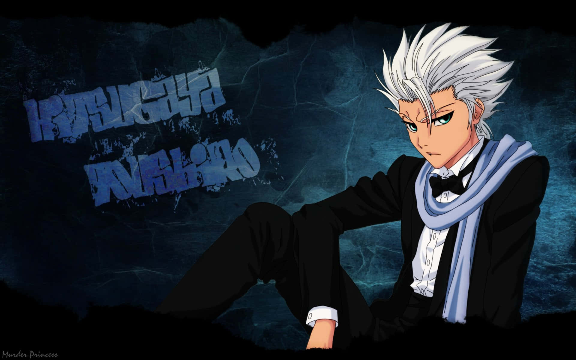Toshiro Hitsugaya 桌布 壁紙 — 動漫角色浦原喜助身穿黑色西裝搭配藍色圍巾，自信地坐在深藍色紋理背景前。