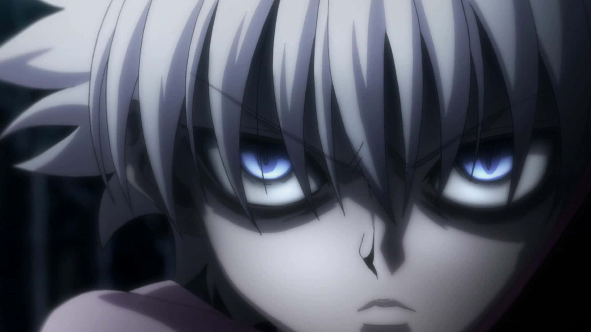Killua Cute 桌布 壁紙 — 動漫角色特寫，擁有尖銳的白髮和銳利的藍眼睛，在黑暗背景下強烈凝視。