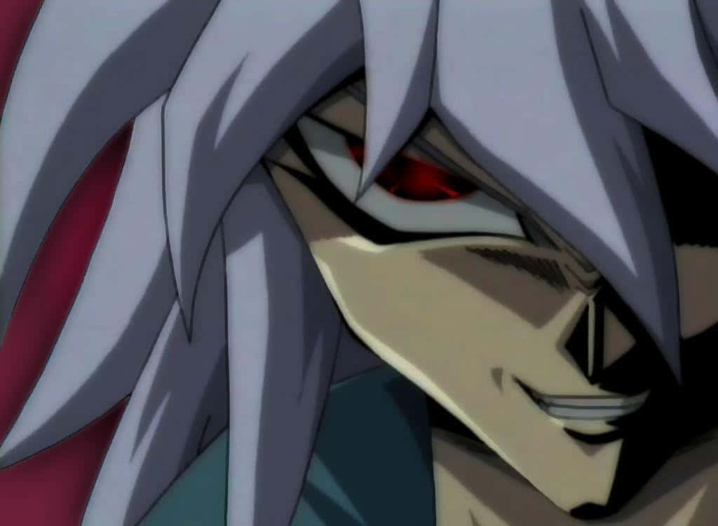 Yami Bakura 桌布 壁紙 — 動漫角色特寫，擁有尖銳銀髮和發光紅眼，露出邪惡的笑容。