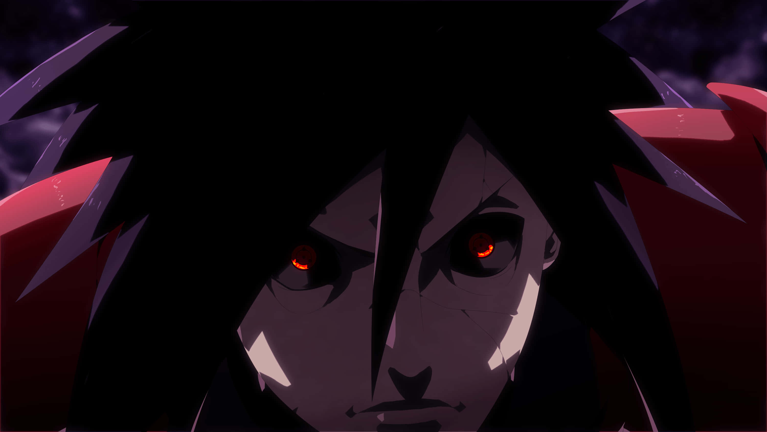 Uchiha Clan 桌布 壁紙 — 動漫角色特寫，擁有發光的紅色眼睛和深色尖刺頭髮，背景為陰暗紫色。