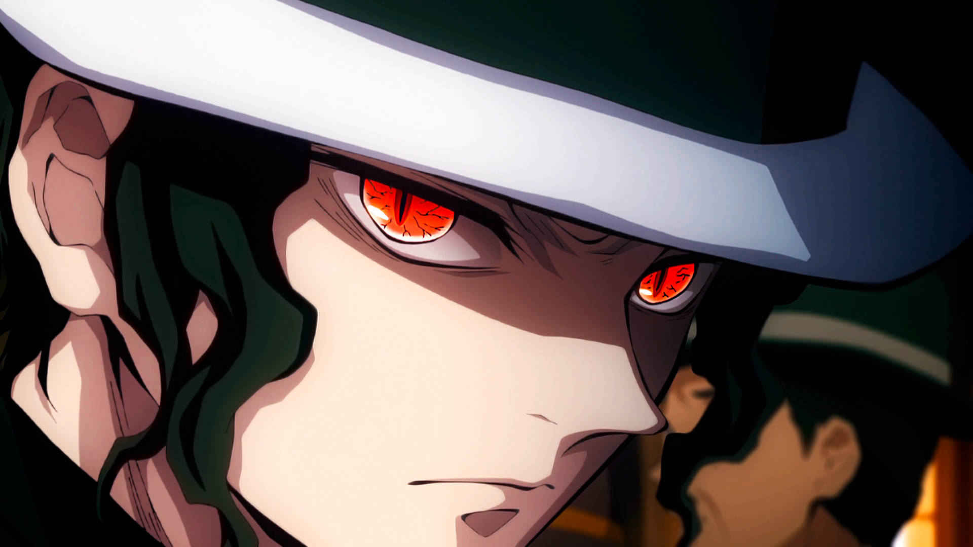 Kimetsu 桌布 壁紙 — 動漫角色特寫，擁有發光的紅色眼睛和白色帽子，投射出戲劇性的陰影。