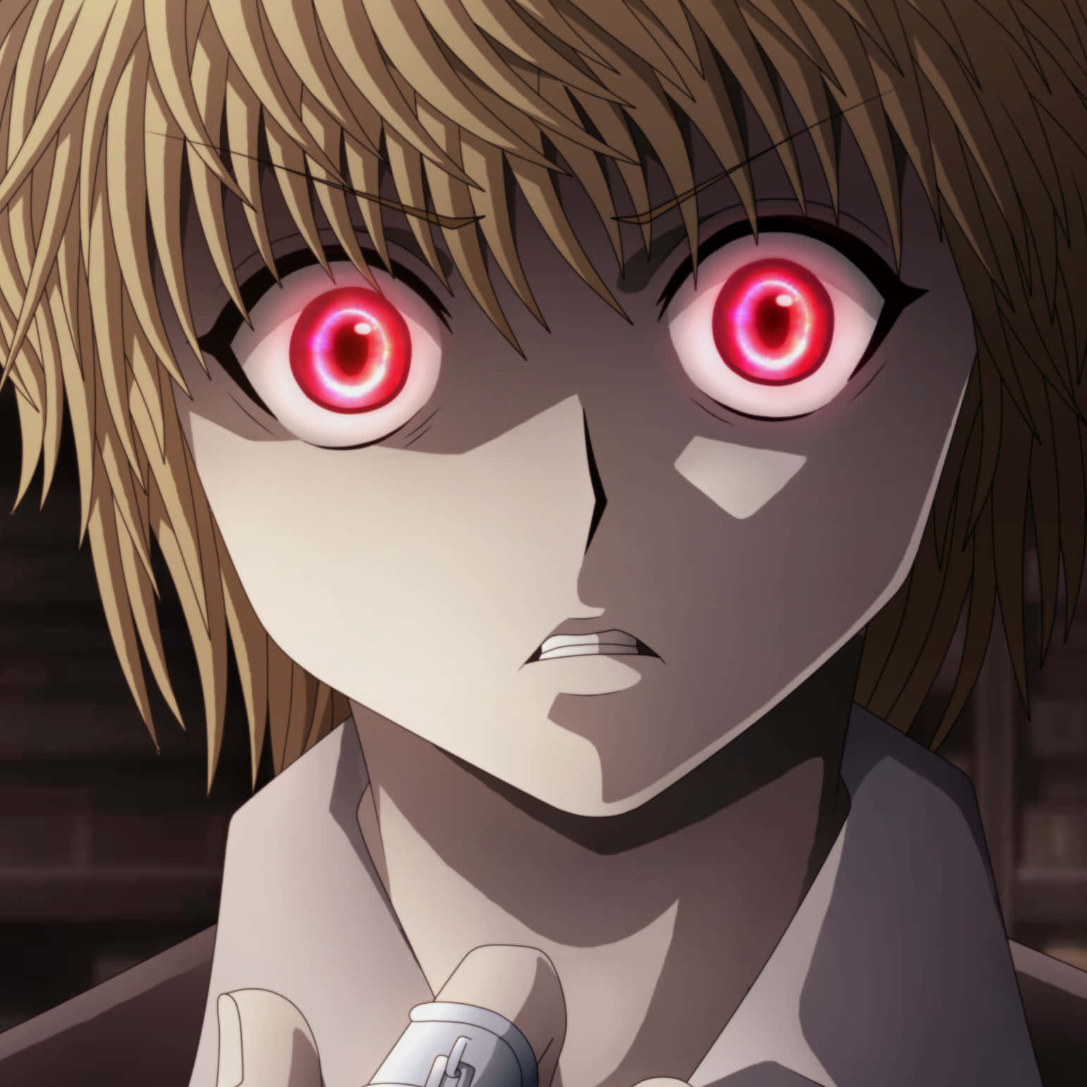 動漫男孩 桌布 壁紙 — 動漫角色特寫，擁有發光的紅色眼睛和凌亂的金色頭髮，手持銀色物體。
