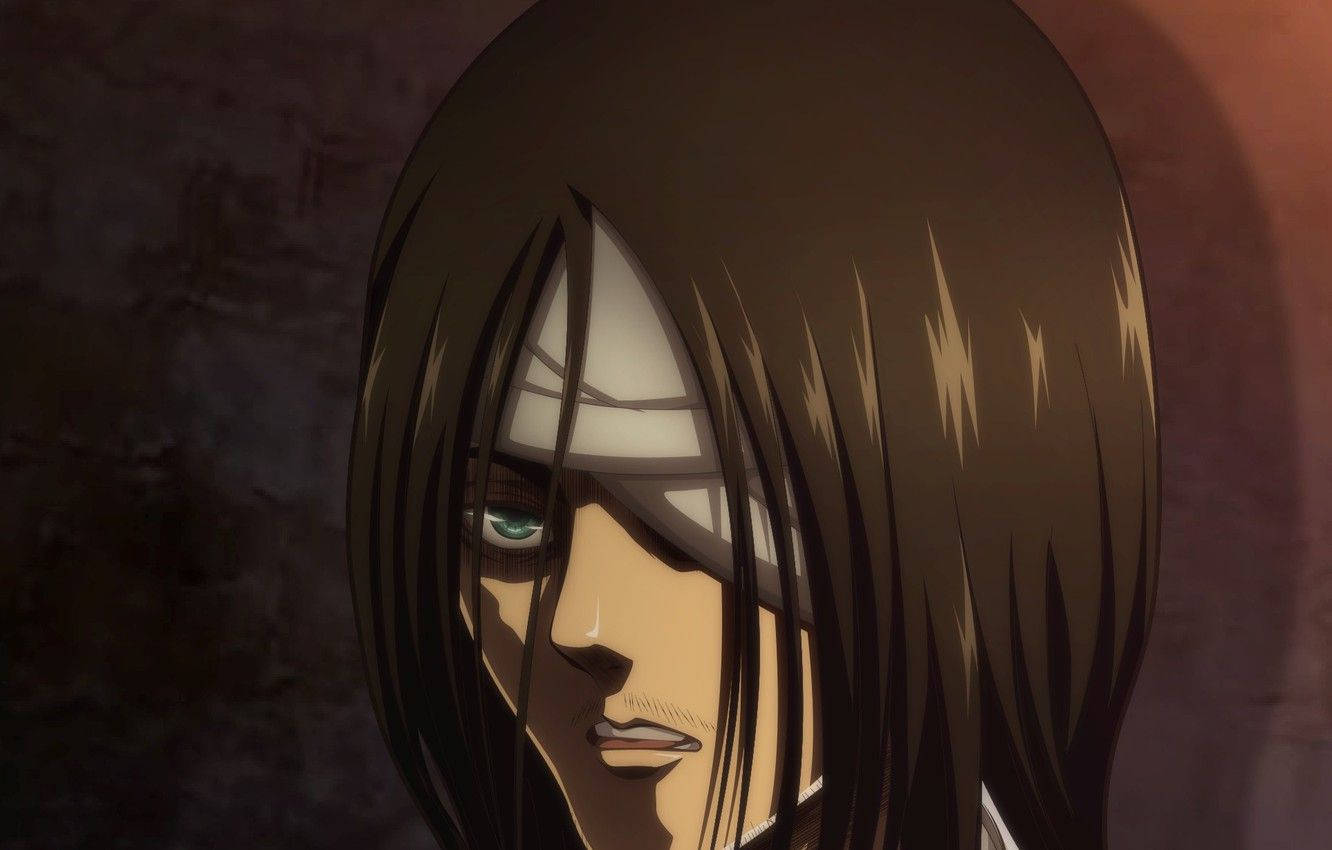 Eren Season 4 桌布 壁紙 — 動漫角色特寫，深色頭髮戴眼罩，專注地凝視陰影紋理牆壁。