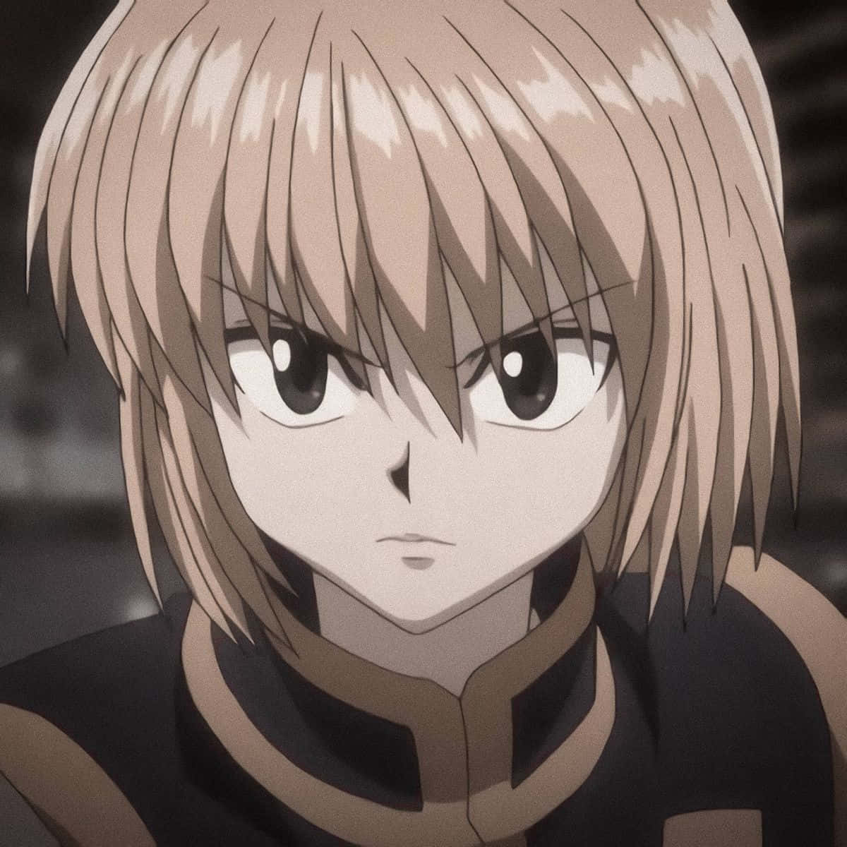 Hunter X Hunter Phone 桌布 壁紙 — 動漫角色特寫，短金髮，深邃眼神，嚴肅表情直視前方。