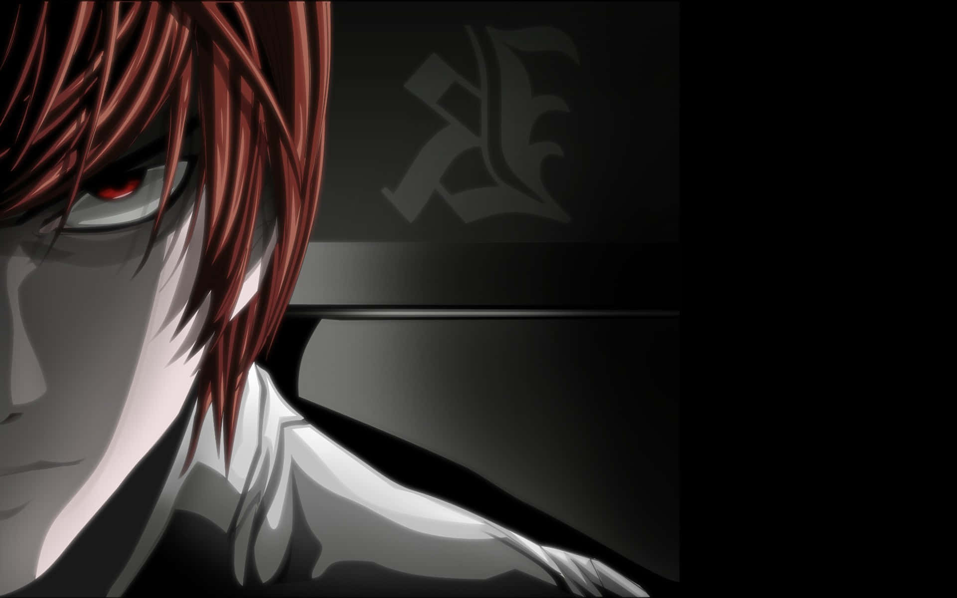 Light Yagami 桌布 壁紙 — 動漫角色特寫，紅髮、紅眼發光，背景黑暗，帶有風格化徽章。