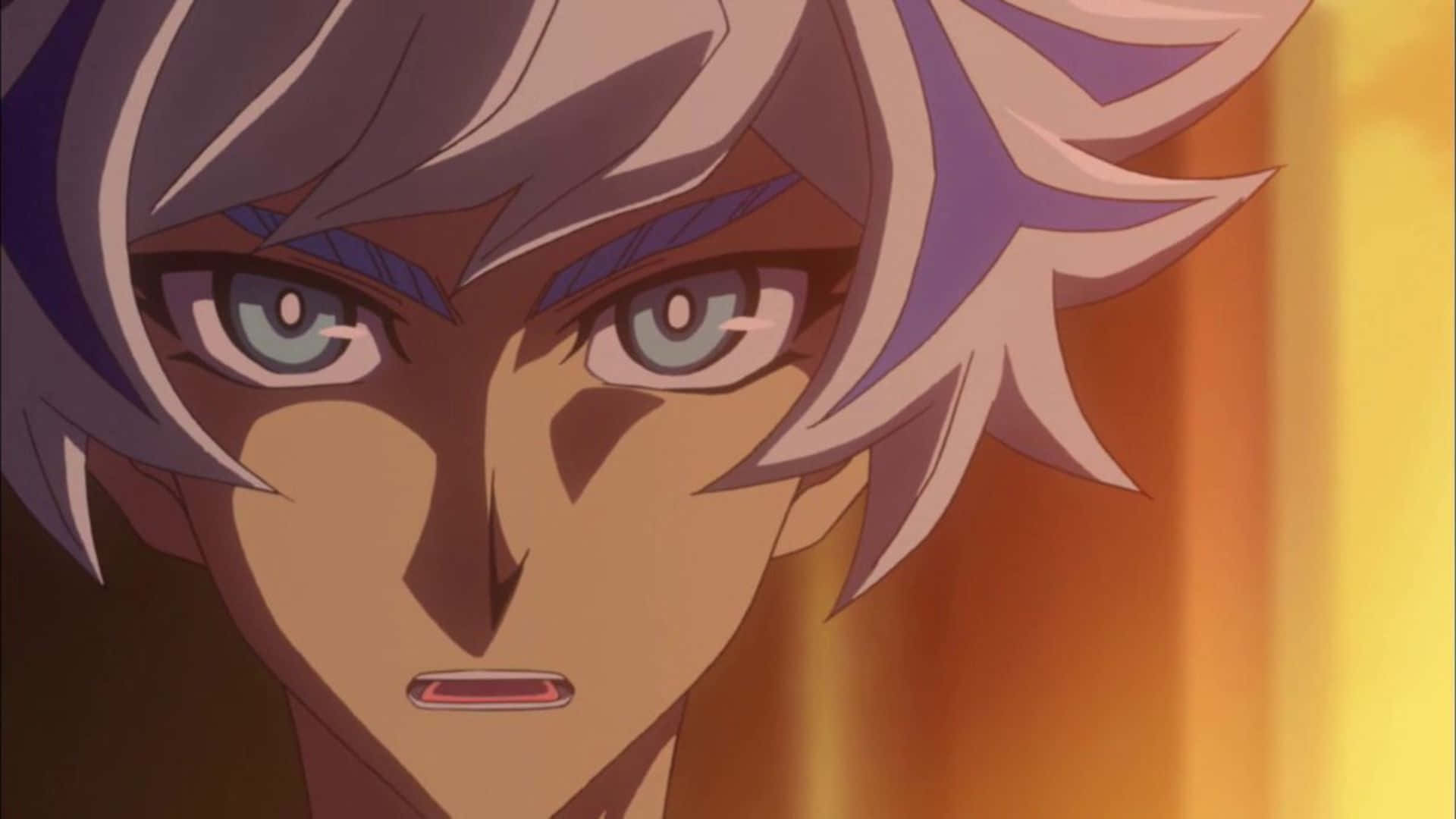 Ryoken Kogami 桌布 壁紙 — 動漫角色特寫，銀色頭髮，藍色眼睛，背景溫暖發光。