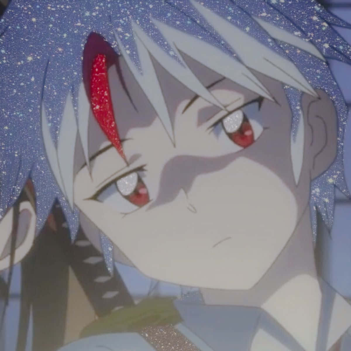 Towa Higurashi 桌布 壁紙 — 動漫角色特寫，銀色頭髮和紅色眼睛，在柔和的藍色背景上閃爍著閃亮粒子。