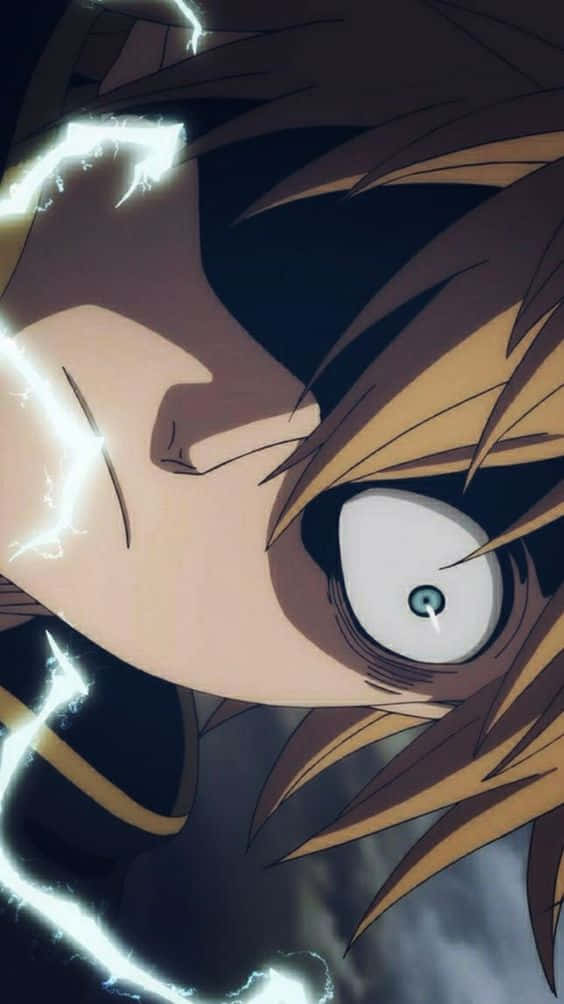 Luck Voltia 桌布 壁紙 — 動漫角色特寫，雙眼睜大，臉部周圍有閃電劈啪作響，色調陰暗。