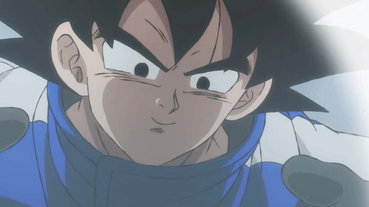 Funny Goku 桌布 壁紙 — 動漫角色特寫，黑色刺蝟頭，眼神凌厲，身穿藍白服裝。