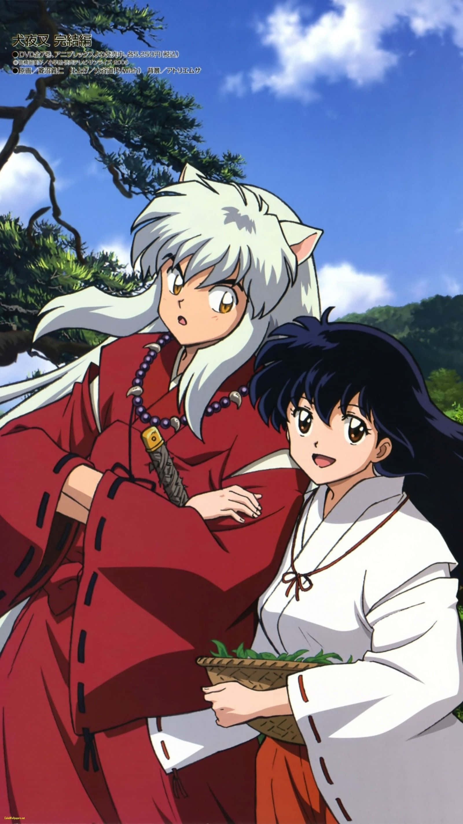Inuyasha iPhone 桌布 壁紙 — 動漫角色犬夜叉和戈薇一起站在戶外，頭頂是明亮的藍天，身後有蓬鬆的雲朵和綠樹。