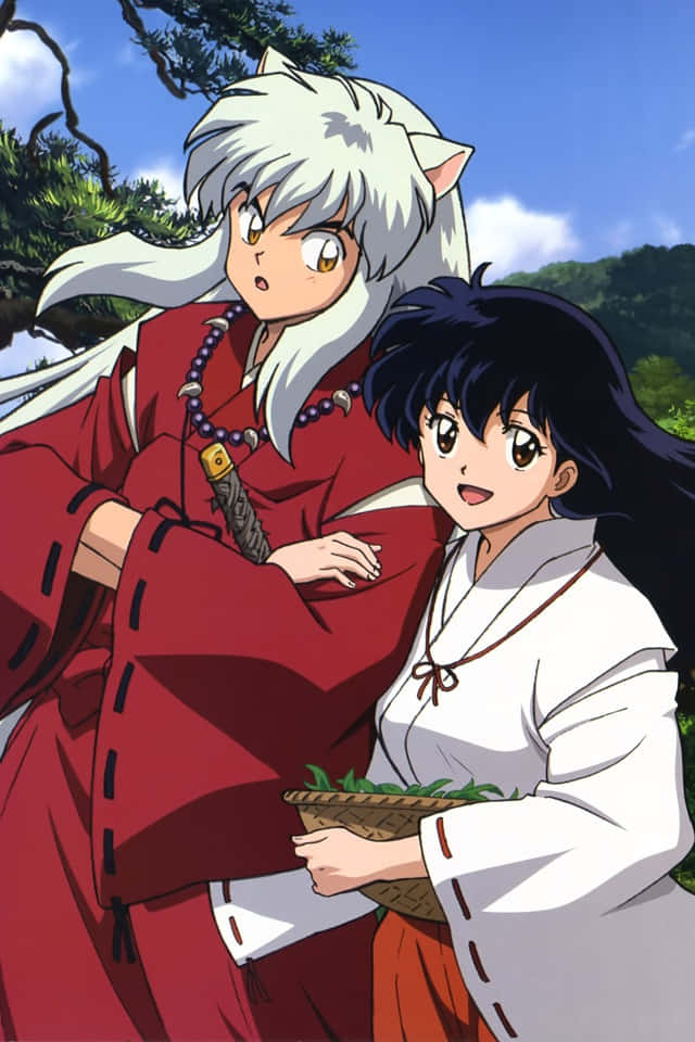 Inuyasha Kanna 桌布 壁紙 — 動漫角色犬夜叉和戈薇一起站在戶外，背後是明亮的藍天和綠樹。