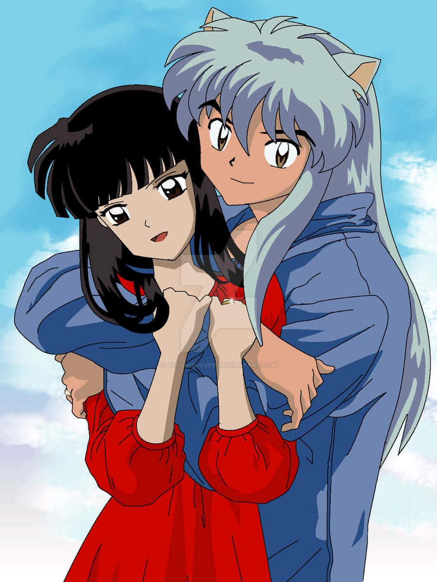 Inuyasha And Kikyo 桌布 壁紙 — 動漫角色犬夜叉和戈薇在明亮的藍天和蓬鬆的白雲下擁抱。