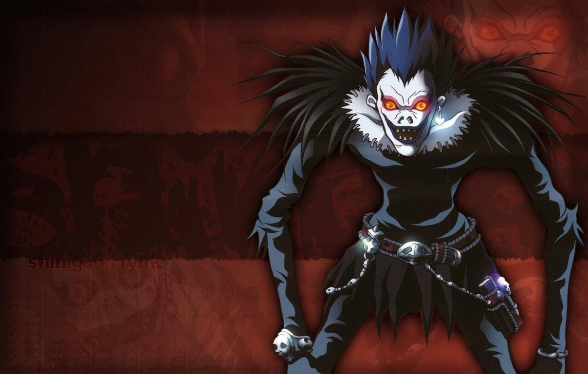 Ryuk 桌布 壁紙 — 動漫角色琉克，擁有尖刺藍色頭髮、發光的橙色眼睛和黑色斗篷，在深紅色紋理背景前威嚴地站立。