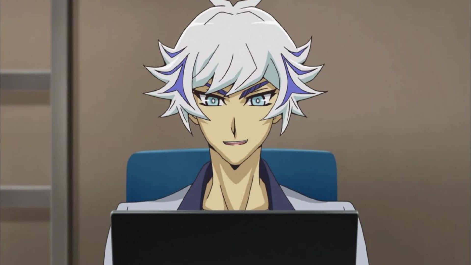 Ryoken Kogami 桌布 壁紙 — 動漫角色留著白色和藍色尖刺頭髮，專注地坐在普通辦公室環境中的筆記型電腦前。