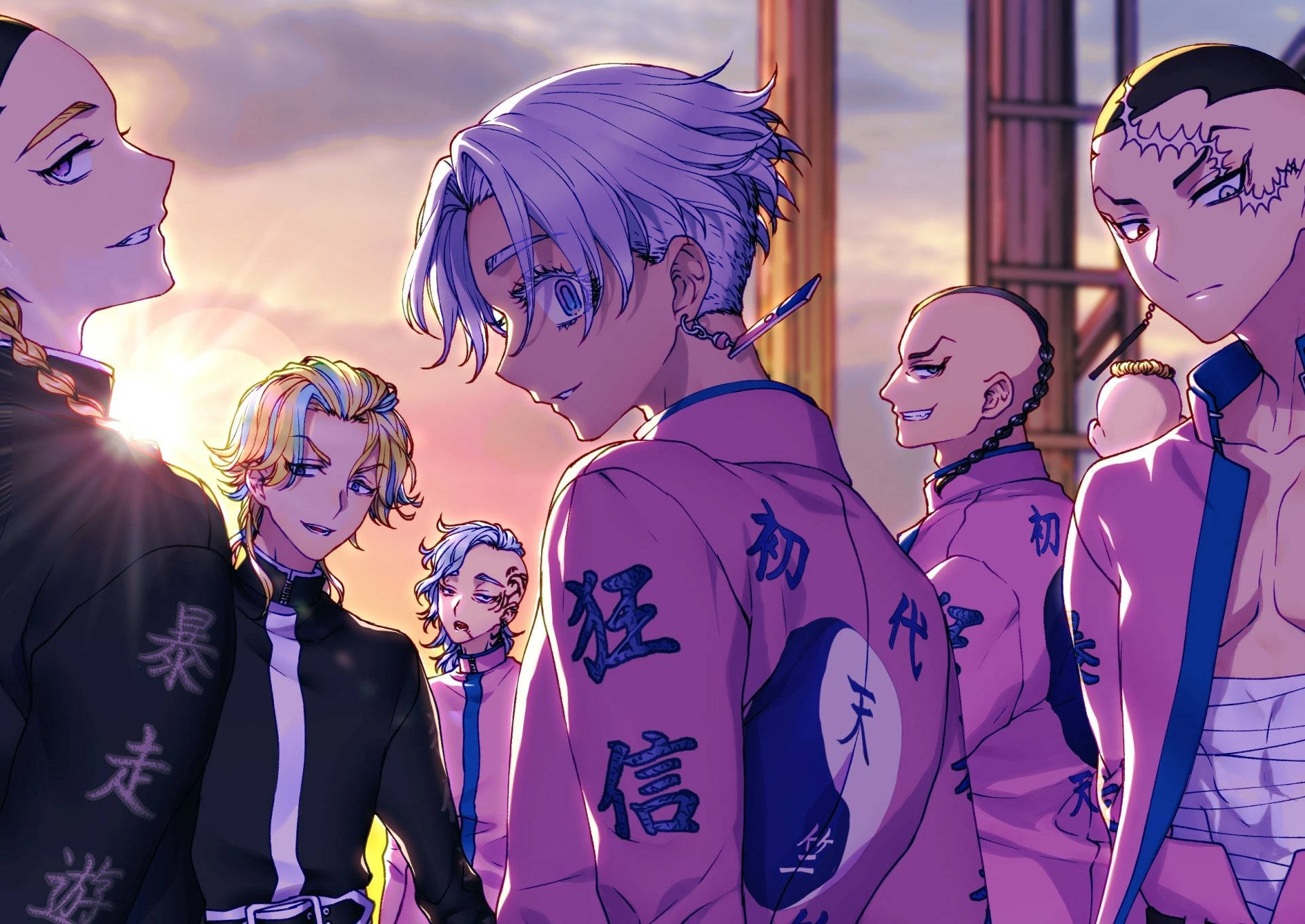 izana kurokawa 桌布 壁紙 — 動漫角色穿著紫色和黑色服裝，在溫暖光線的夕陽天空下站在一起。