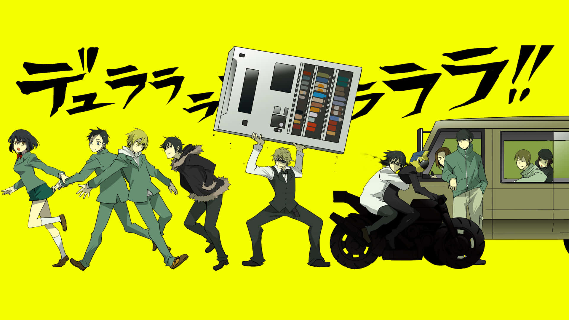 Celty Sturluson 桌布 壁紙 — 動漫角色穿著綠色西裝，帶著巨大的電腦顯示器奔跑，而其他人則在明亮的黃色背景旁騎摩托車，旁邊還有一輛貨車。