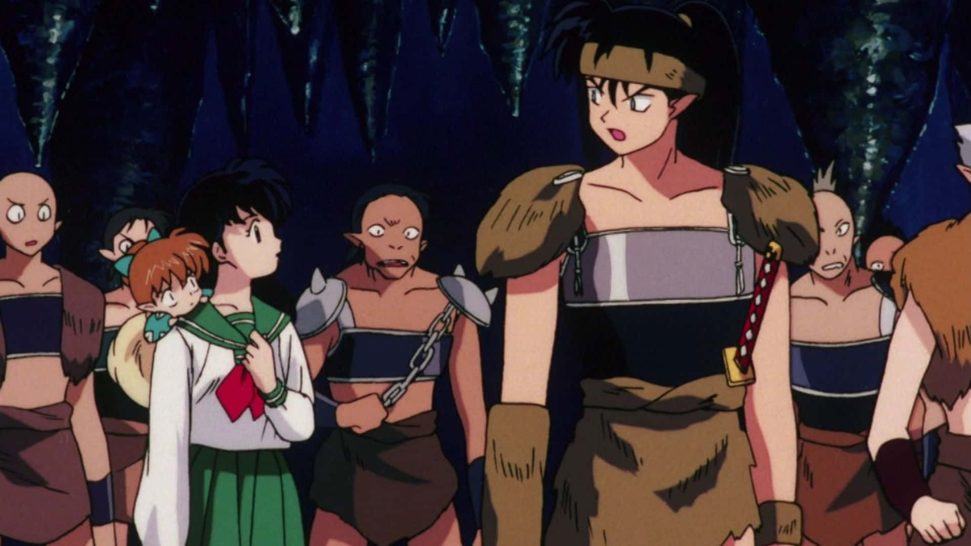 Inuyasha Koga 桌布 壁紙 — 動漫角色站在一個有鐘乳石的黑暗洞穴中，一群驚訝的旁觀者觀看緊張的對峙。