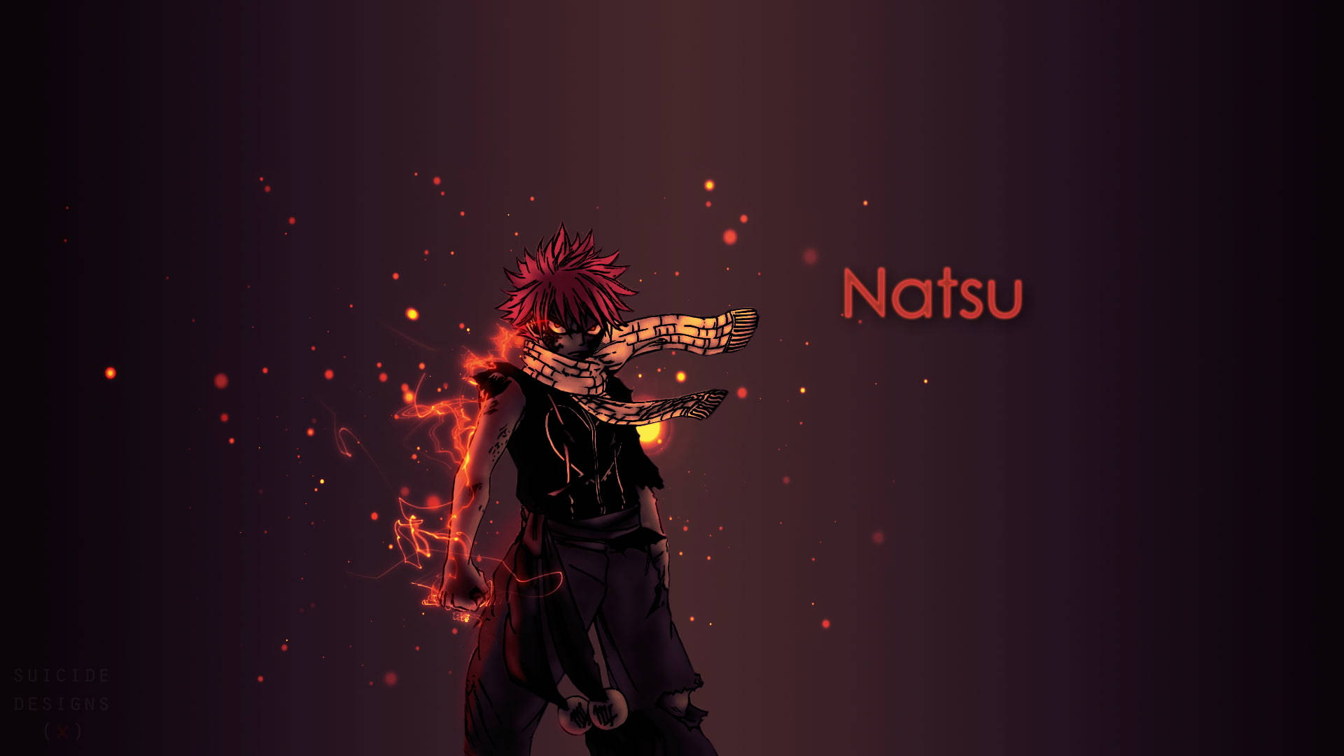 妖精尾巴角色 桌布 壁紙 — 動漫角色納茲（Natsu）擁有尖刺紅髮和圍巾，在深紫色背景上釋放火焰魔法，伴隨著發光的餘燼。
