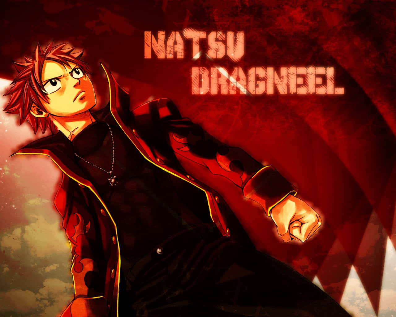 natsu dragneel 桌布 壁紙 — 動漫角色納茲·多拉格尼爾以動態姿勢呈現在火紅與橙色背景上，並顯示其名字。