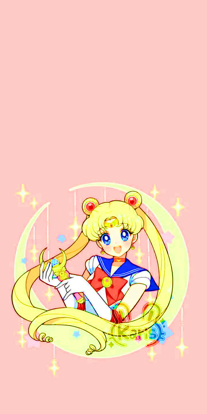 Sailor Moon iPad 桌布 壁紙 — 動漫角色美少女戰士Sailor Moon優雅地坐在新月上，背景是柔和的粉紅色，點綴著閃爍的星星。