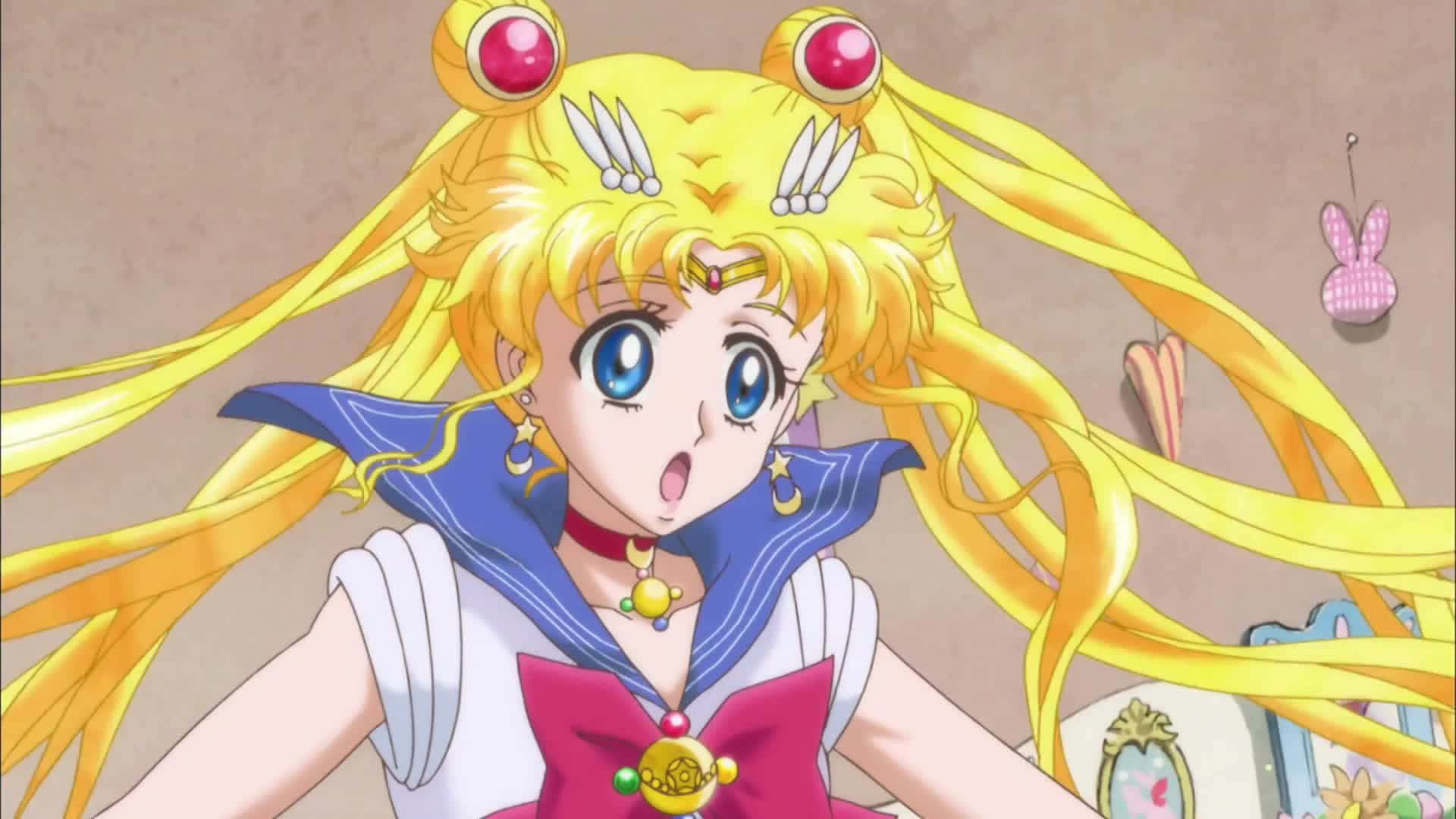 sailor moon crystal 桌布 壁紙 — 動漫角色美少女戰士擁有長長的金色頭髮和藍色眼睛，在柔和的米色背景前顯得驚訝。