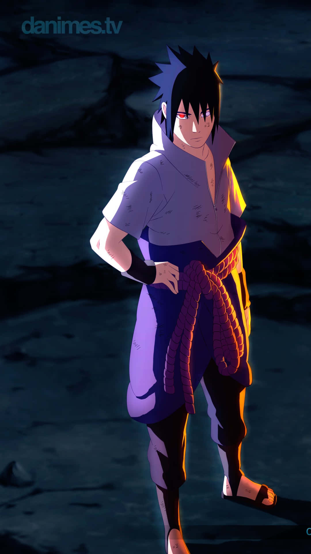 Uchiha iPhone 桌布 壁紙 — 動漫角色自信地站在昏暗的岩石地形中，擁有發光的紅色眼睛和紫色服裝。