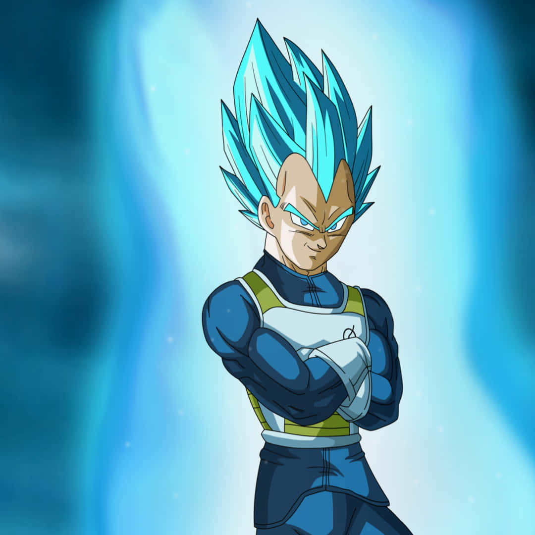 1080x1080 Vegeta Blue 桌布 壁紙 — 動漫角色貝吉塔以超級賽亞人藍形態自信地交叉雙臂，站在發光的藍色能量背景前。