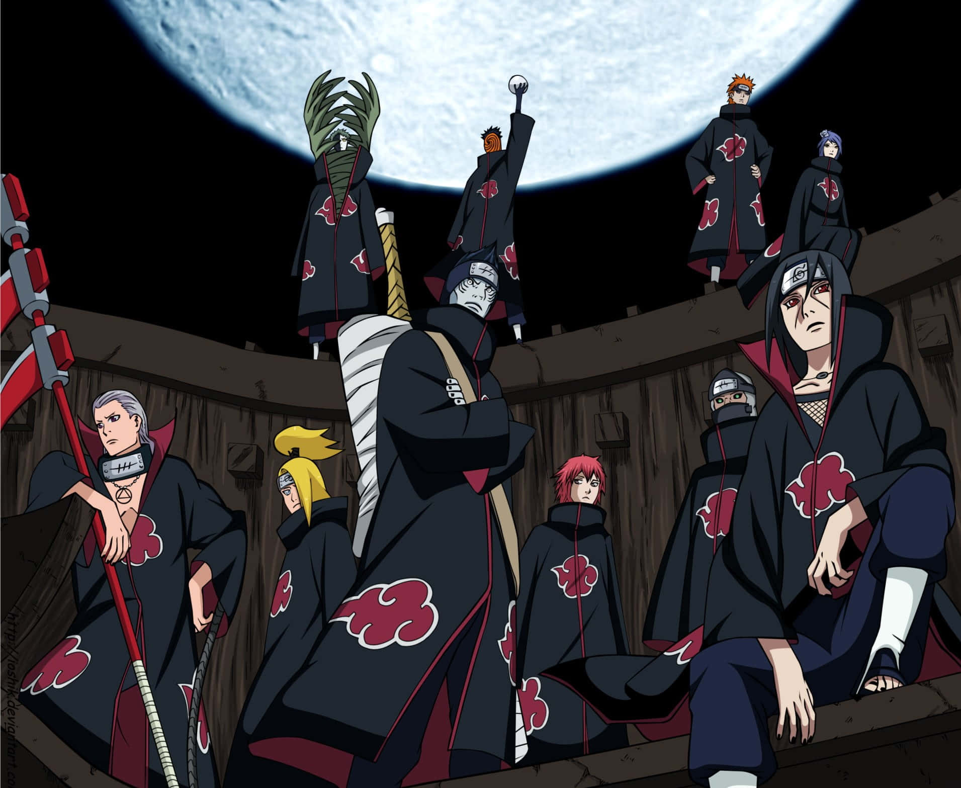 Akatsuki Members 桌布 壁紙 — 動漫角色身穿曉組織斗篷，站在木結構上，在巨大的月亮下呈現戲劇性的夜景。