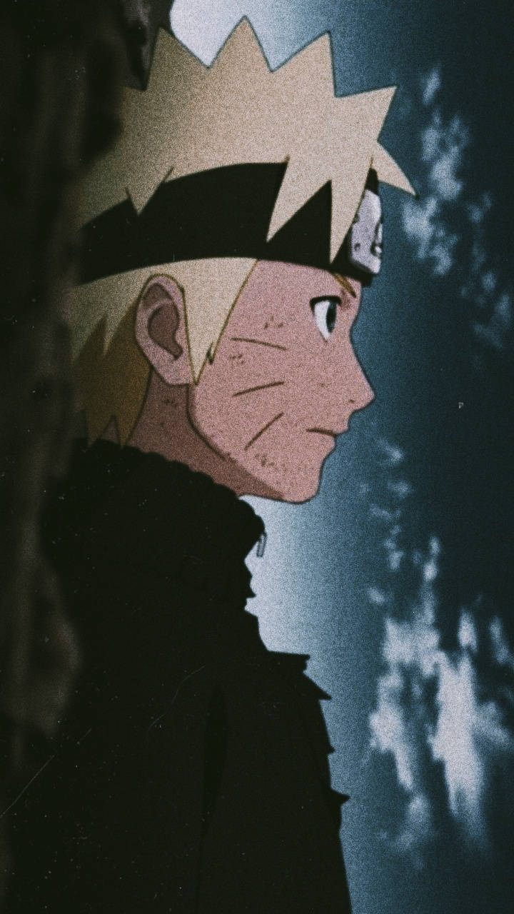 Sad Naruto 桌布 壁紙 — 動漫角色鳴人側面，背景是黑暗多雲的天空，帶有戲劇性燈光。