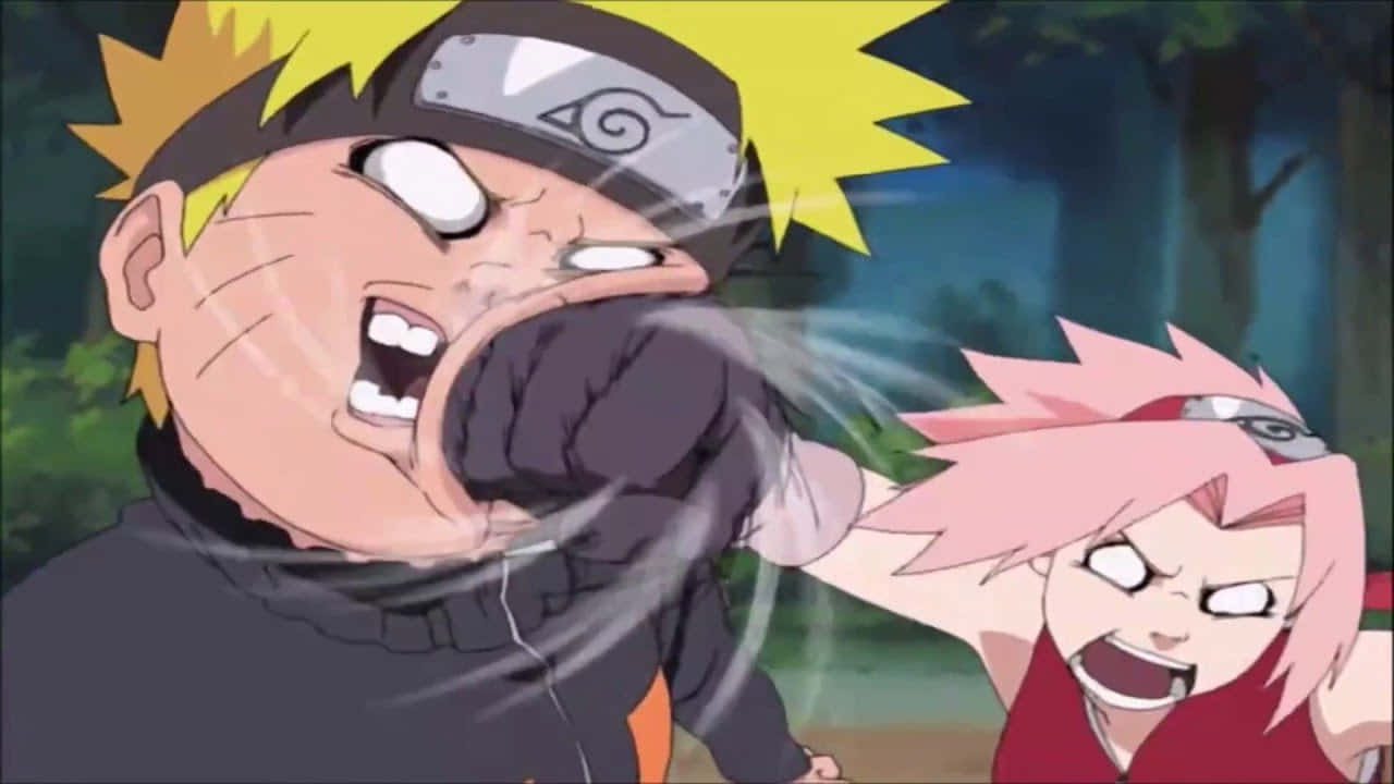 Funny Naruto 桌布 壁紙 — 動漫角色鳴人和櫻在動態戰鬥場景中，帶有動作線條和強烈表情。