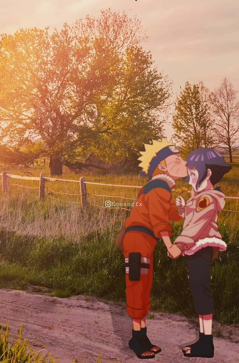 Naruto Anime 桌布 壁紙 — 動漫角色鳴人和雛田在金色夕陽下，在有樹木的草地上深情接吻。
