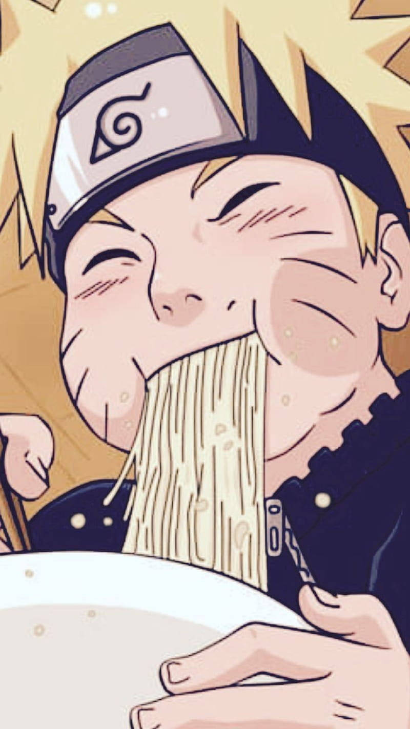 naruto eating ramen 桌布 壁紙 — 動漫角色鳴人愉快地大口吃著一碗巨大的拉麵，麵條從他嘴裡飛出。