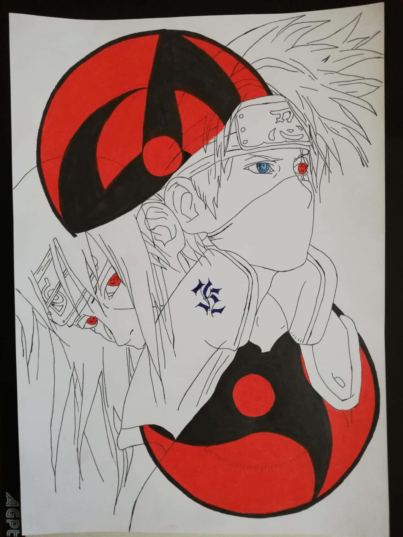 Kakashi And Itachi 桌布 壁紙 — 動漫風格插圖，描繪兩個戴面具的角色，擁有紅色眼睛和宇智波一族標誌，採用大膽的紅色和黑色。
