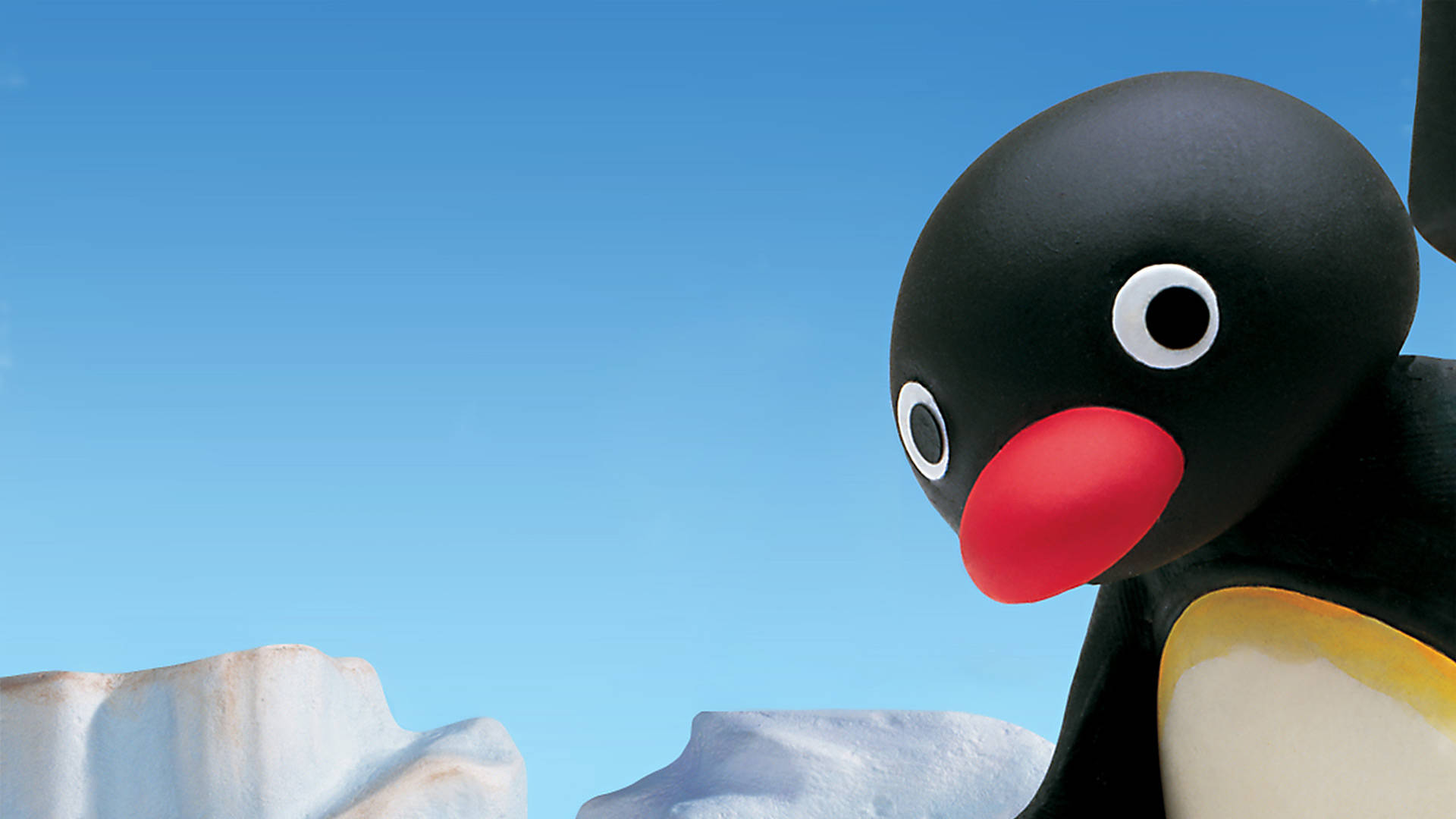 Pingu 桌布 壁紙 — 動畫企鵝Pingu的特寫，站在雪冰上，背景是晴朗藍天。